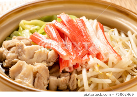 將蟹肉棒和雞肉罐裝在一個像服務大小的小泥鍋中。 75002469