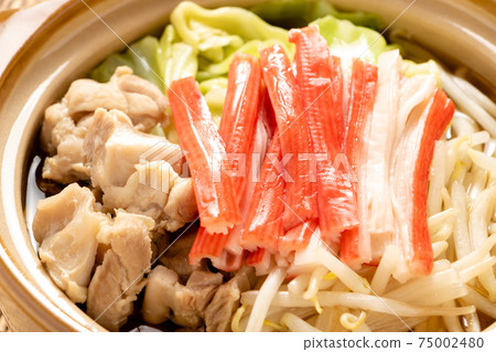 將蟹肉棒和雞肉罐裝在一個像服務大小的小泥鍋中。 75002480