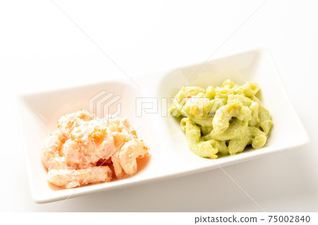 Assorted two types of macaroni salad. 75002840