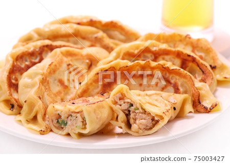 大餃子和啤酒截面的餃子明亮的背景 大餃子和啤酒截面的餃子明亮的背景 75003427