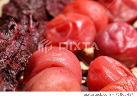 Umeboshi making, sun-dried, color when it starts to dry about 30 minutes Umeboshi making, sun-dried, color when it starts to dry about 30 minutes 75003454