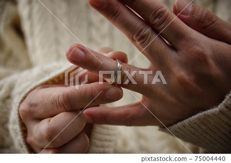 Wedding rings and women 75004440