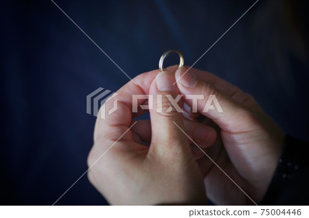 Wedding rings and women 75004446