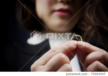 Wedding rings and women 75004447