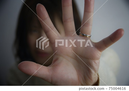 一個who起手掌的女人 一個who起手掌的女人 75004616