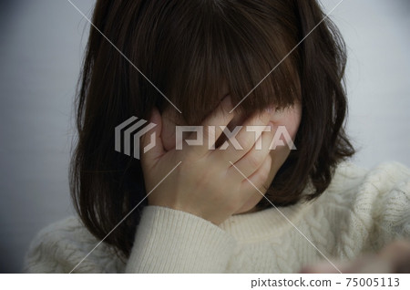 一個女人抱著一個頭 75005113