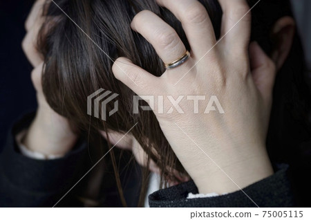一個女人抱著一個頭 一個女人抱著一個頭 75005115