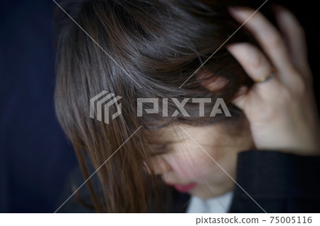 一個女人抱著一個頭 一個女人抱著一個頭 75005116