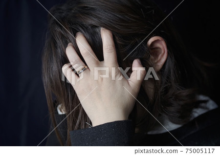 一個女人抱著一個頭 一個女人抱著一個頭 75005117