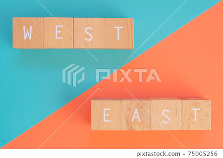 西部和東部|上面寫有“ WEST”和“ EAST”的圖塊 西部和東部|上面寫有“ WEST”和“ EAST”的圖塊 75005256