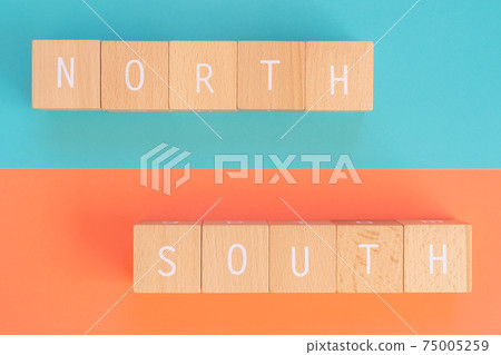 北方和南方|上面寫有“ NORTH”和“ SOUTH”的塊 北方和南方|上面寫有“ NORTH”和“ SOUTH”的塊 75005259