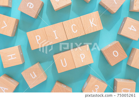 拾起“ PICK UP”寫成的積木和散落在周圍的積木 拾起“ PICK UP”寫成的積木和散落在周圍的積木 75005261
