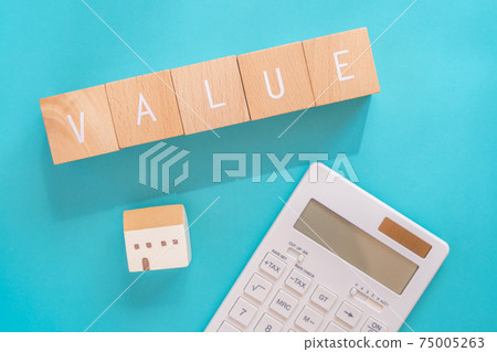 房屋價值|上面寫有“ VALUE”的積木,房屋玩具和計算器 房屋價值|上面寫有“ VALUE”的積木,房屋玩具和計算器 75005263
