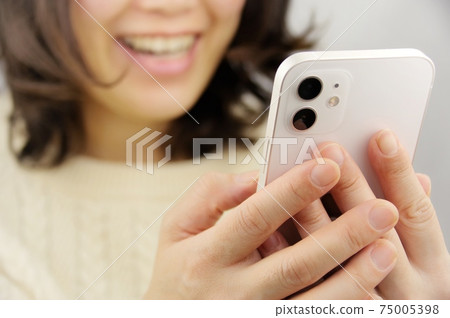 操作智能手機的女人 75005398