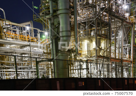 Night view of the Keihin industrial area 75007570