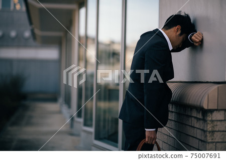 沮喪的人，壓力，重組，失業形象 75007691