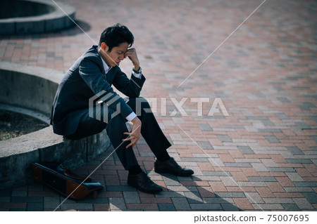 沮喪的人，壓力，重組，失業形象 75007695