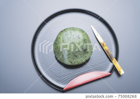 Kusa mochi, wormwood mochi, Japanese sweets Kusa mochi, wormwood mochi, Japanese sweets 75008268