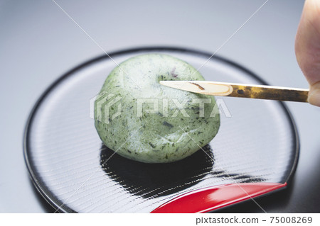 Kusa mochi, wormwood mochi, Japanese sweets 75008269