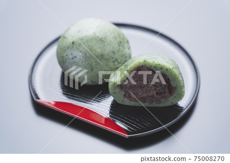 Kusa mochi, wormwood mochi, Japanese sweets 75008270