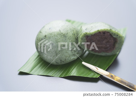 Kusa mochi, wormwood mochi, Japanese sweets 75008284