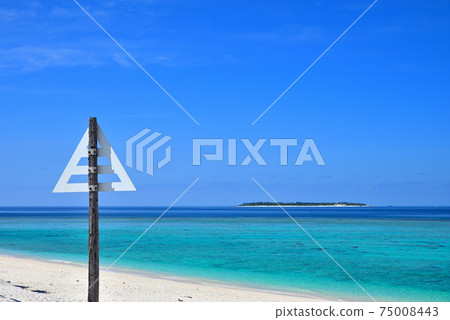 庫存照片:綠松石海和米納島,Sesoko海島,沖繩縣 庫存照片:綠松石海和米納島,Sesoko海島,沖繩縣 75008443