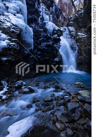 [Tochigi Prefecture] _ Sukkanzawa _ Yuhi no Taki _ Winter 12 75008734