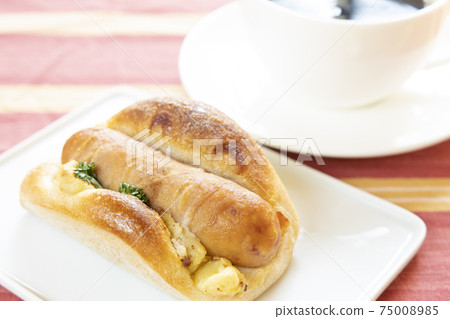 Delicious sausage bread and hot coffee Delicious sausage bread and hot coffee 75008985