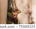 Room with dried flowers 75009325