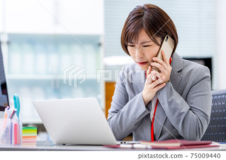 Women's office business is in trouble 75009440