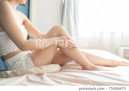 皮膚護理的形象女性的雙腿 皮膚護理的形象女性的雙腿 75009475
