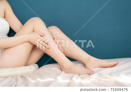 皮膚護理的形象女性的雙腿 皮膚護理的形象女性的雙腿 75009476