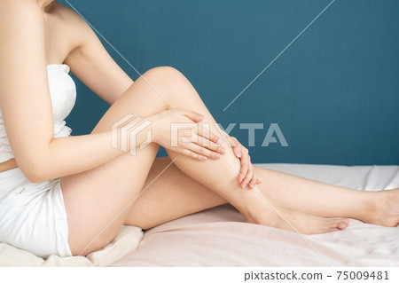 Image of skin care Female legs 75009481