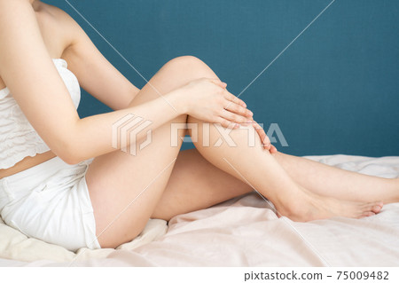 Image of skin care Female legs 75009482