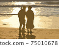 Illustration of a couple looking at the sea in Shonan 75010678