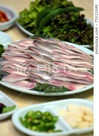 Sashimi, autumn fish 75011046