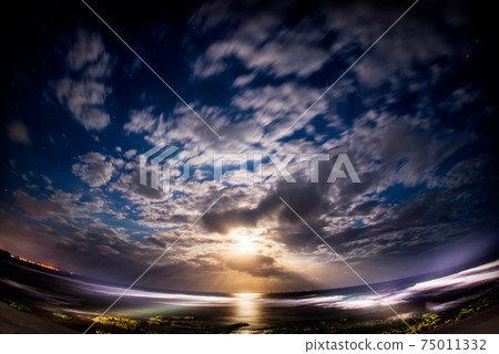 Tropical moon rising from the sea 75011332