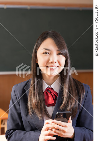 高中女生,高中生,用智能手機站在教室裡 高中女生,高中生,用智能手機站在教室裡 75011397