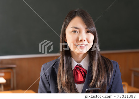 高中女生，高中生，用智能手機站在教室裡 75011398