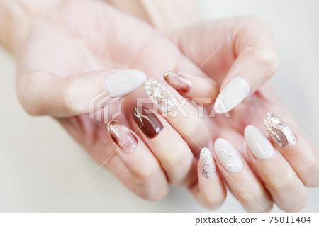 Brown Marble French, Pearl Bijou Nail Brown Marble French, Pearl Bijou Nail 75011404