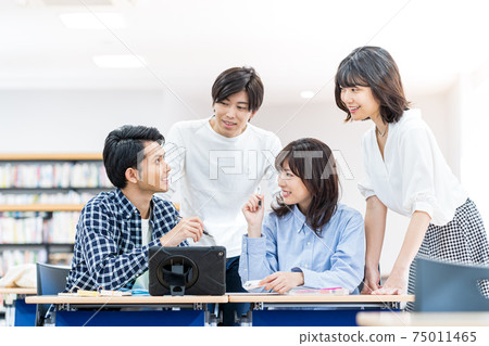 University students speaking in the classroom Photographing cooperation: Japanese language school attached to Chuo Institute of Technology University students speaking in the classroom Photographing cooperation: Japanese language school attached to Chuo Institute of Technology 75011465