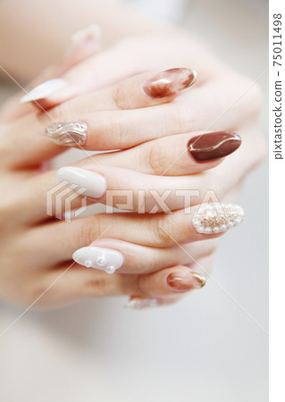 棕色大理石法式，珍珠寶石指甲油 75011498