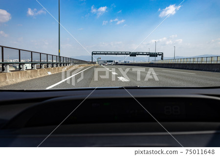 在公路上行駛的乘用車的駕駛員座位 75011648