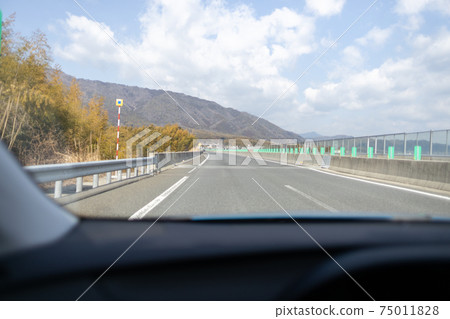 從在高速公路上行駛的乘用車的駕駛員座位上查看 75011828