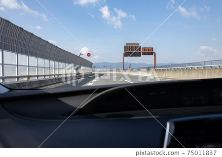 從在高速公路上行駛的乘用車的駕駛員座位上查看 75011837