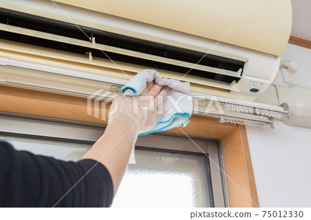 清洗空調和窗簾滑軌的女人的手 清洗空調和窗簾滑軌的女人的手 75012330