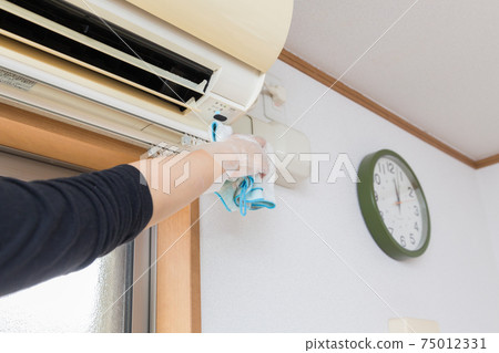 清洗空調和窗簾滑軌的女人的手 75012331