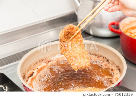 炸豬排的女人的手 炸豬排的女人的手 75012339