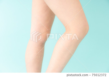 Skin care female legs 75012372