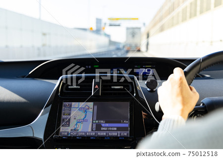 在公路上行駛的乘用車的駕駛員座位 75012518